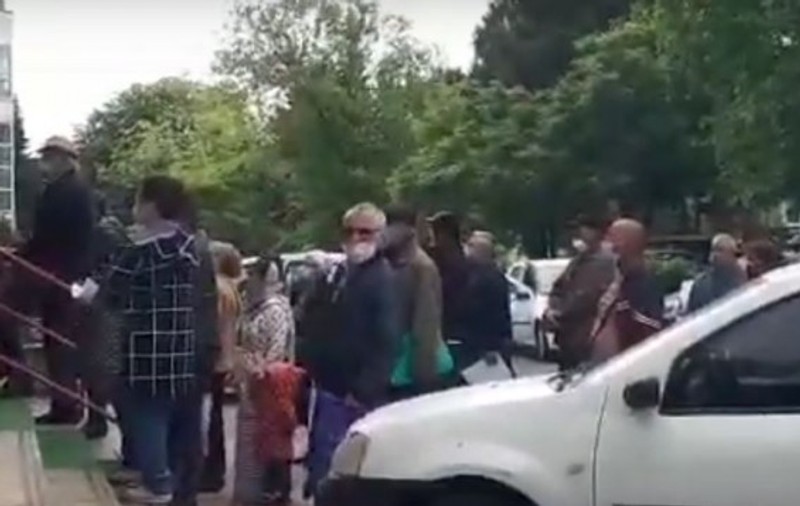 VIDEO| Aglomerație la Casa de Pensii din Constanța. Oamenii s-au îngrămădit și nu au purtat măști de protecție