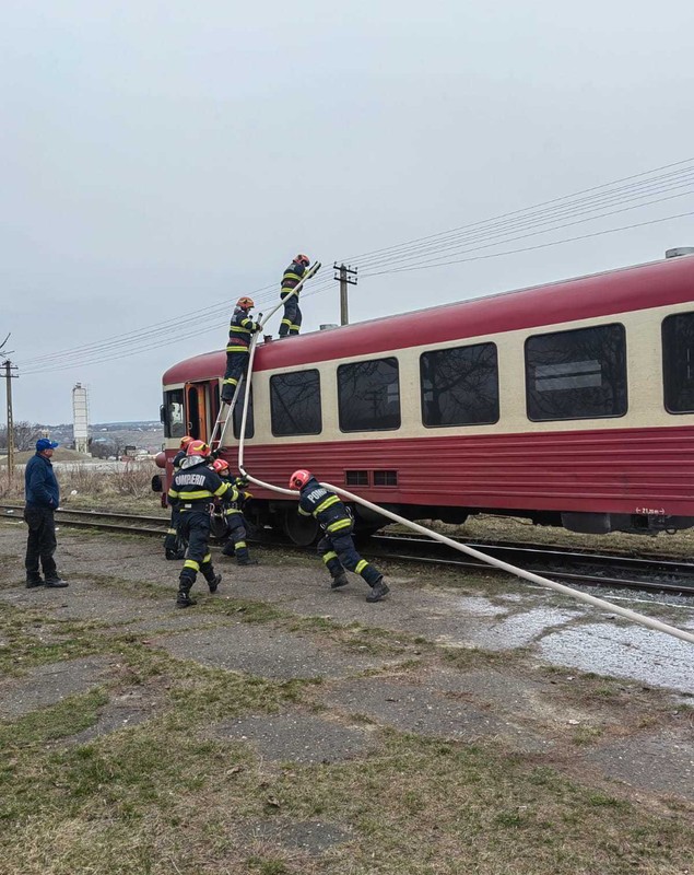 Incendiu în Iași, la un tren aflat în mers. Călătorii s-au autoevacuat