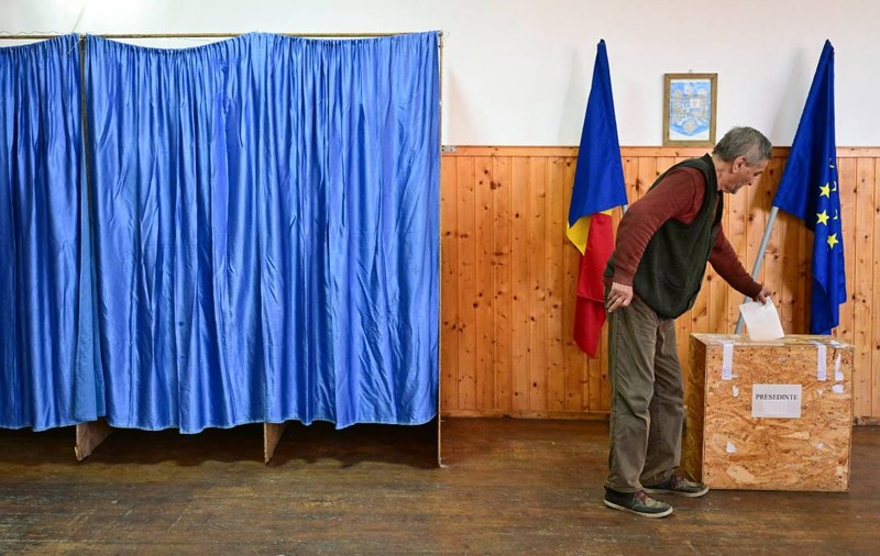Un bărbat a murit într-o secție de votare din Mehedinți. Omului i s-a făcut rău în cabina de vot