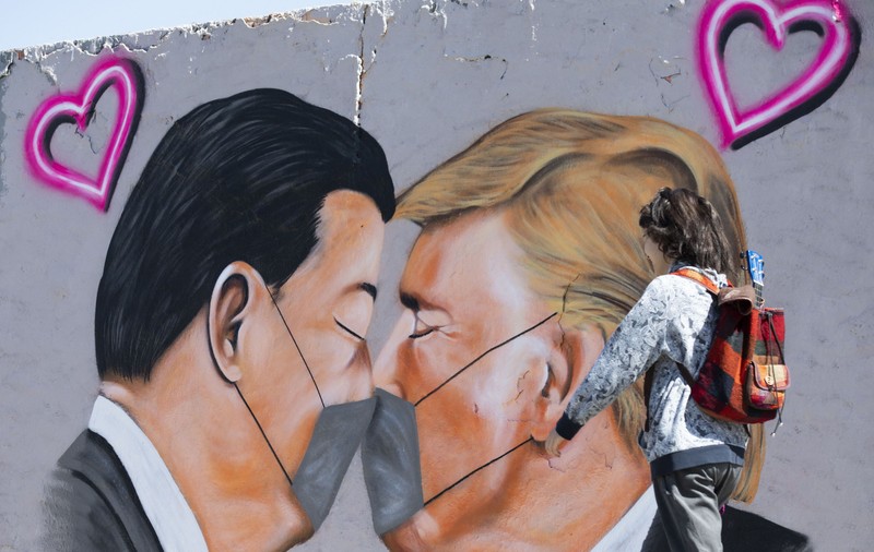 Liderii din SUA și China, ironizați la Berlin. Graffitti cu Donald Trump și Xi Jinping sărutându-se cu măști la gură