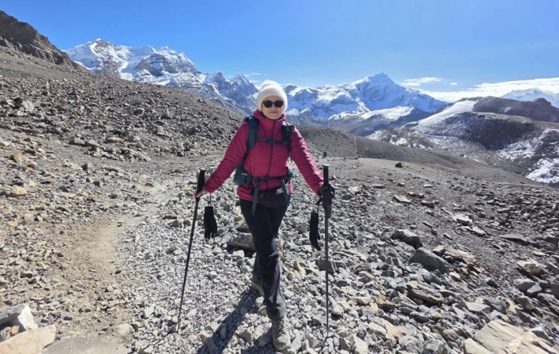 O montaniardă din Galați, învingătoare în lupta cu cancerul, a urcat până la cer, în Himalaya: „Frica e mai distructivă decât boala”