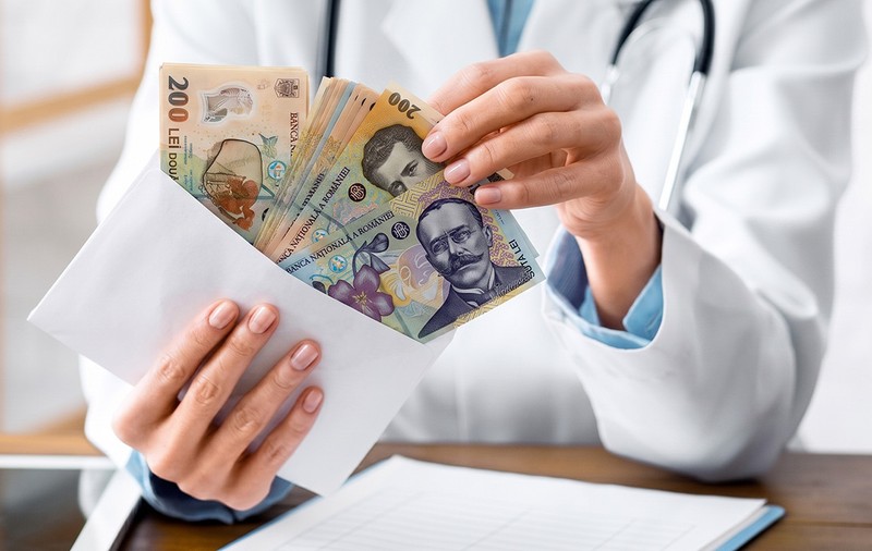 Medicii ar putea primi bonusuri și de 100% din salariul de bază, pe criterii de performanță, propunerea de salarizare a ministrului interimar al Sănătății, Cseke Attila