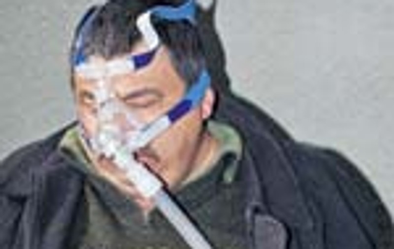 Doarme cu masca pe figura