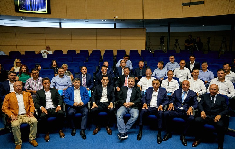 FRF a mai făcut 27 de antrenori cu licența UEFA PRO. Nicolae Dică a devenit ”principal” cu acte în regulă la FCSB