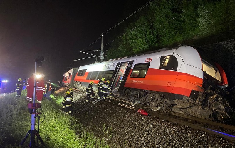 Un tren a deraiat în Austria, după o alunecare de teren. Mecanicul a fost rănit