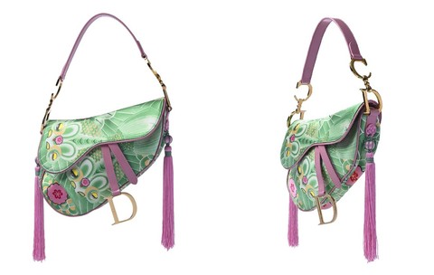 Geanta Dior, decorată cu modele de pești koi, de culoare verde și roz