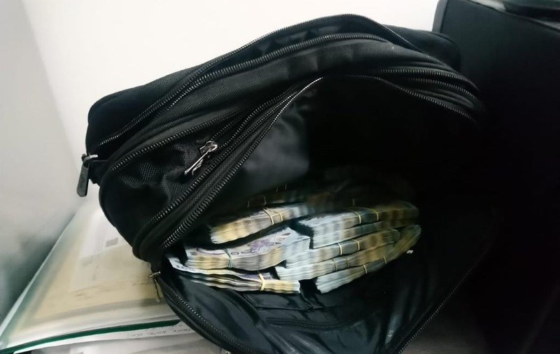 Fostul șef de la Înmatriculări Suceava, reținut în ancheta „fabricii de permise”, după o noapte de audieri. Ce avere s-a găsit asupra lui la percheziție