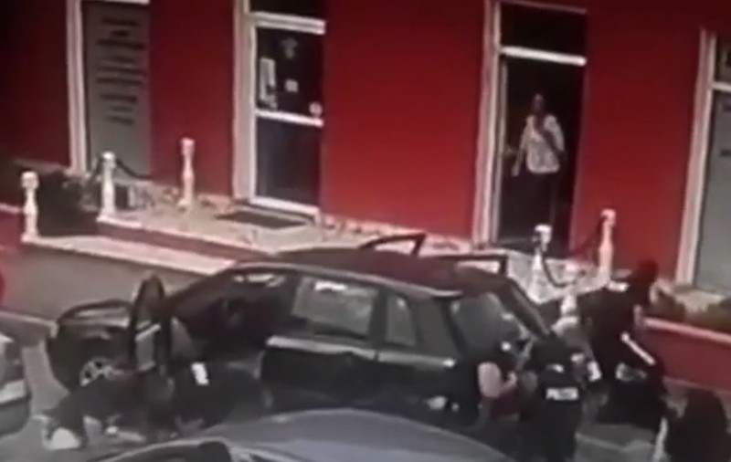 VIDEO | Jaf eșuat la o casă din Sibiu. Hoții, ridicați de mascați după atac
