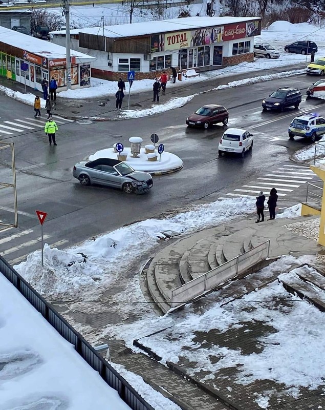 Fetiță de 6 ani lovită pe trotuar de o mașină în Petroșani. Șoferul murise la volan