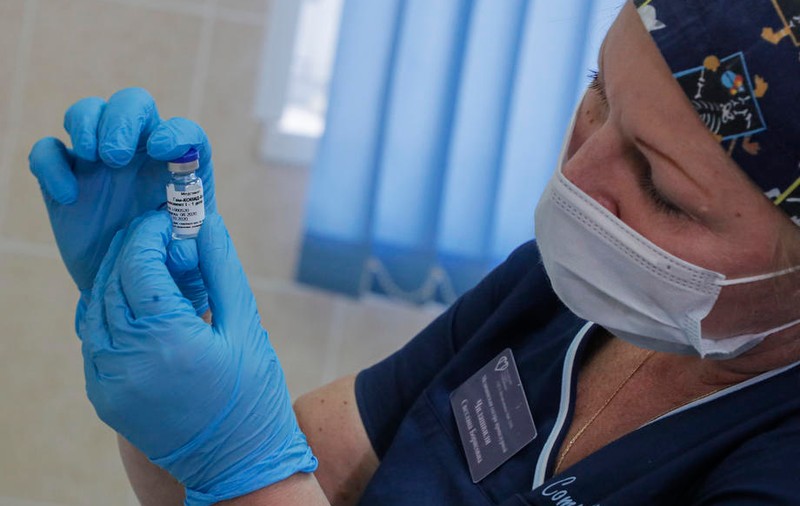 Muncitorii esențiali din Moscova se înregistrează pentru a se vaccina cu Sputnik V împotriva  COVID-19