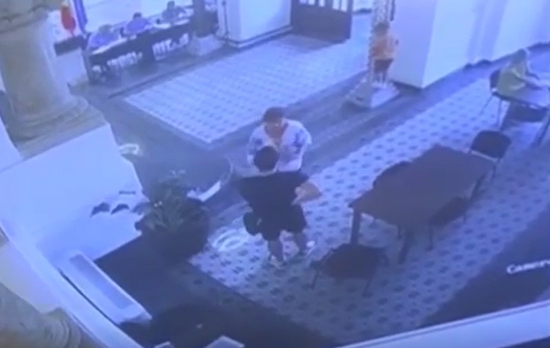 Imagini din Primăria Capitalei. Camerele de supraveghere au surprins accidentul băiatului peste care a căzut o statuie