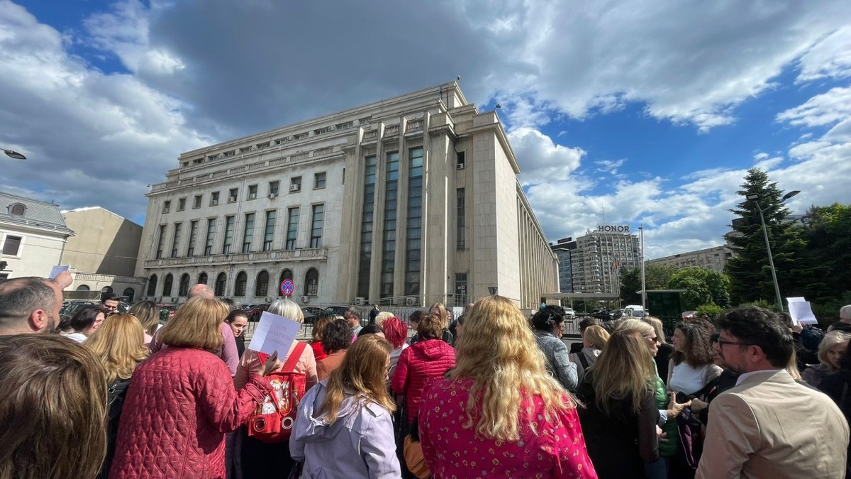 Angajații din Aparatul de Lucru al Guvernului condus de Ilie Bolojan protestând