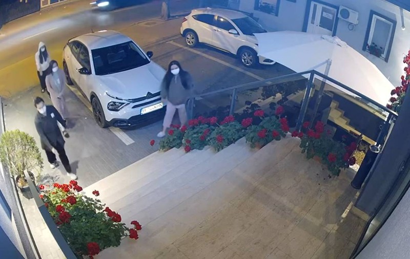Patru femei din Craiova au luat cu asalt un hotel din oraș: „Dacă le recunoașteți, dați-ne de știre!" | VIDEO