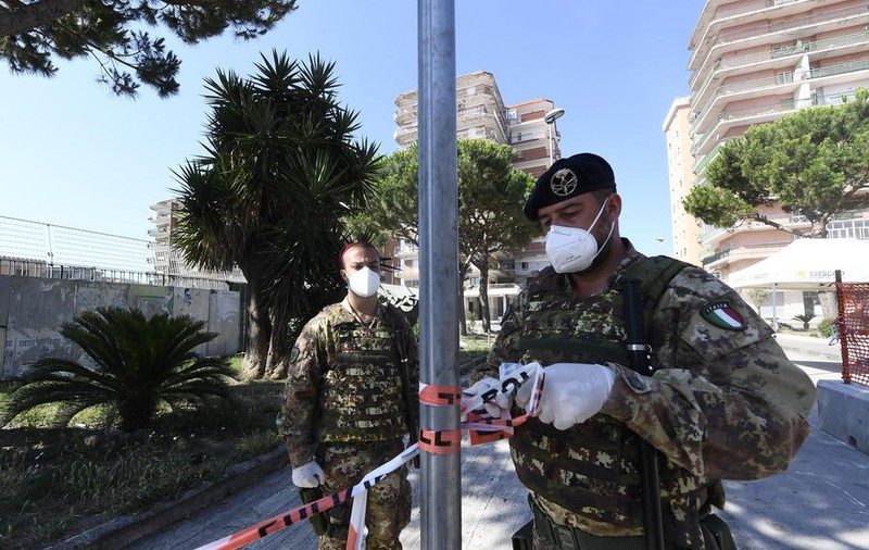 Italia trimite armata în Sicilia, după ce sute de migranți au fugit din carantină