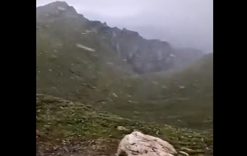 A nins în Bucegi! Imagini filmate luni de dimineață la stația meteo de pe Vârful Omu