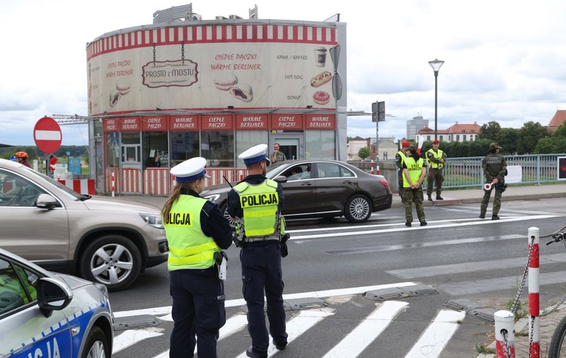 Trei bărbați au salvat o fetiță de 4 ani care a căzut în gol de la etajul 5, în Polonia: „S-a evitat o tragedie”