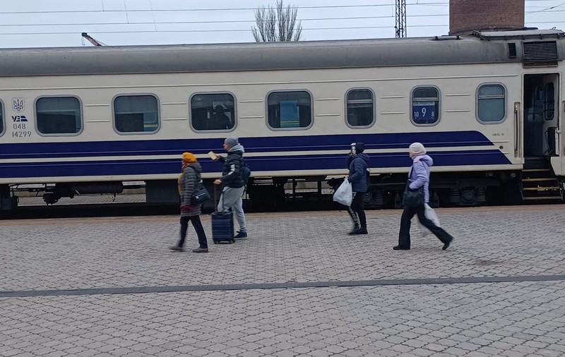 Corespondentul Libertatea în Ucraina, blocat într-un tren la Mariupol. Nu se mai merge către Kiev. Rușii atacă orașul, oamenii fug: „De ce UE ne-a abandonat?”