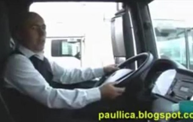 "Sunt şofer de camion şi de femei nu duc dor". El este noua VEDETĂ a Internetului românesc. Vezi ce mişcări scenice are Paulică de la Roman