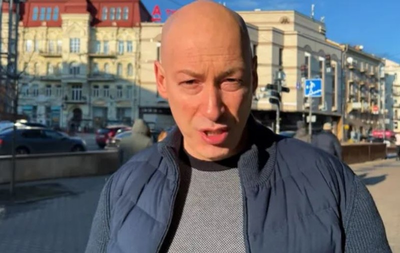 Un cunoscut jurnalist ucrainean, îndemn la rezistență în fața rușilor, înainte să-și evacueze familia: „O să ne păzim țara”