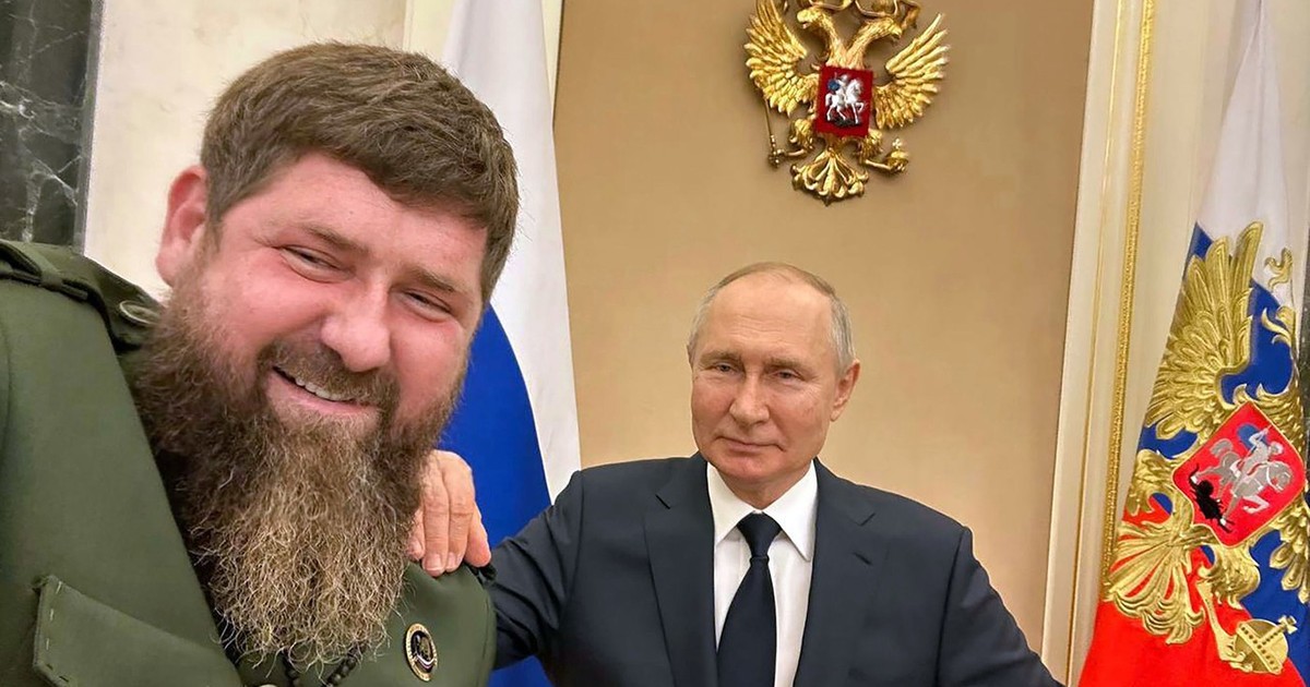 Ramzan Kadîrov (stânga) și Vladimir Putin își fac un selfie în timpul unei întrevederi la Kremlin Foto: Profimedia