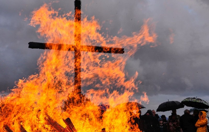 Un bărbat s-a aruncat într-un foc de tabără uriaș, în fața a 300 de oameni îngroziți, în Germania