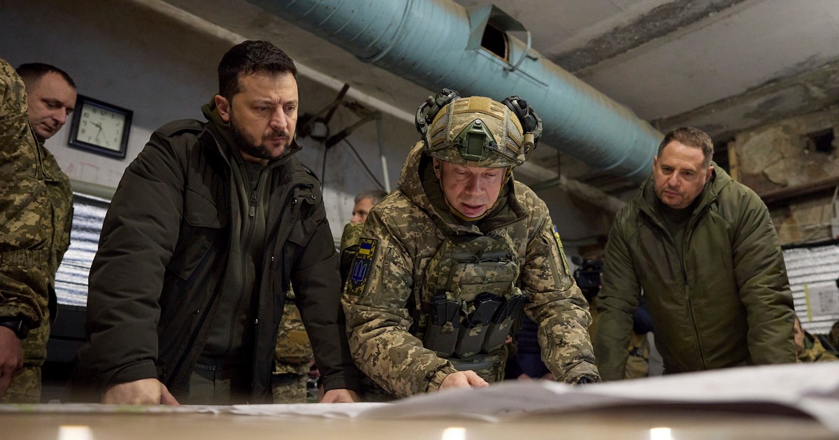 Oleksandr Sîrskîi (n prim-plan) în timpul unei ședințe cu Volodimir Zelenski (stânga) Foto: Profimedia