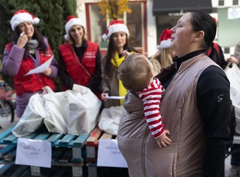 Refugiată ucraineană în Plaza San Amaro din Madrid. Zilele trecute, Fundația Madrina a împărțit daruri de Crăciun pentru copiii refugiaților din Ucraina | Foto: Profimedia