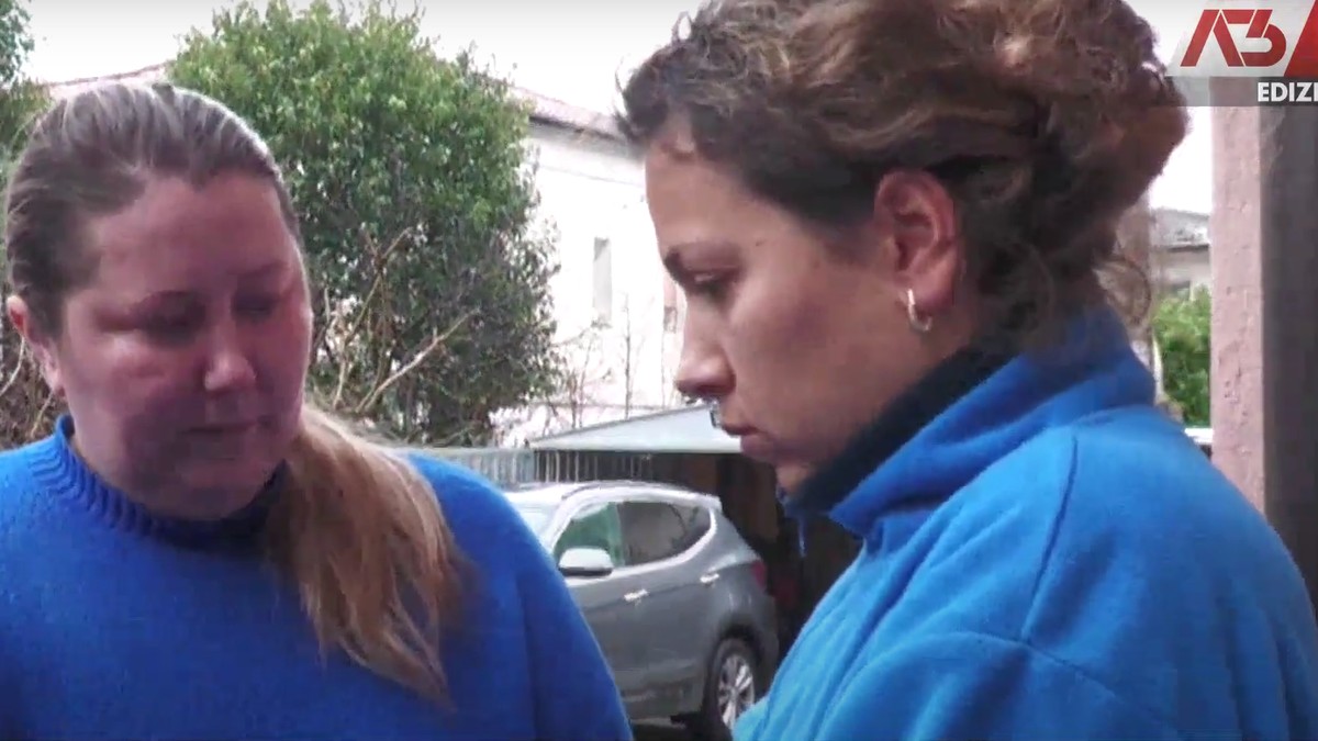 Daniela(dreapta), mama lui Iustin, consolată de o vecină la aflarea veștii. FOTO: Captură video