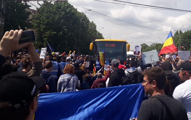 VIDEO/ Protestatarii din Galați au blocat autocarele susținătorilor PSD. Ce au făcut liderii partidului ca să evite manifestanții
