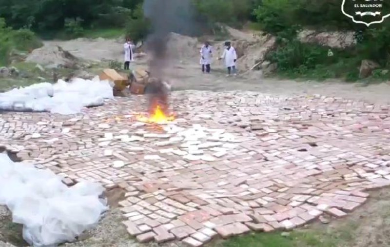 Poliția a ars o captură de 2,7 de tone de cocaină, în valoare de 70 de milioane de dolari, în El Salvador | VIDEO