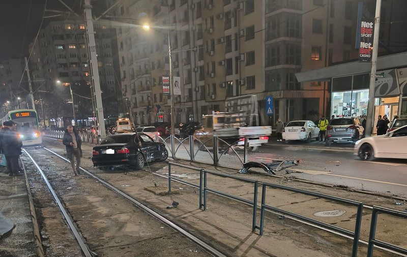Un BMW a intrat pe șina tramvaiului 41 din București, lângă Podul Grant, după ce a rupt gardul de protecție