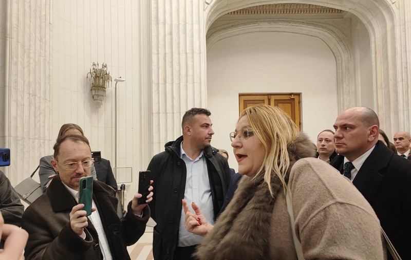Diana Șoșoacă a venit cu colindul în Parlamentul României, la o zi după preluarea mandatului