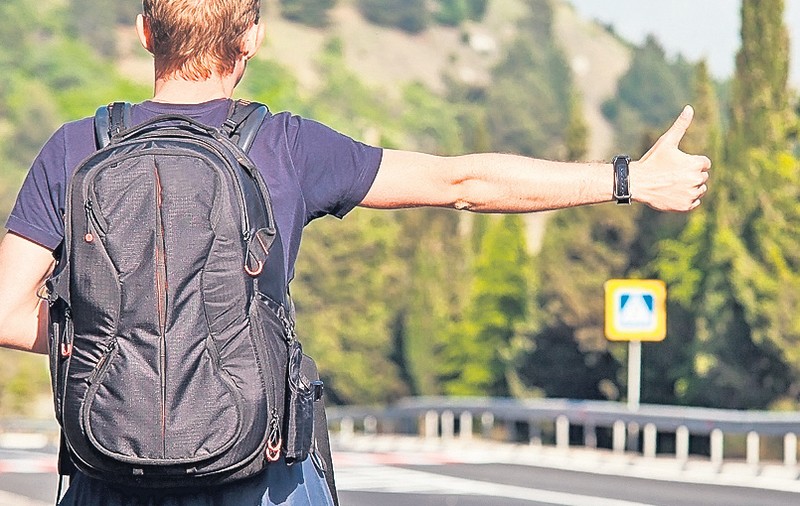 Ministerul Transporturilor coace un proiect absurd pentru călătorii «de ocazie»: Interzis la "ia-mă, nene"!