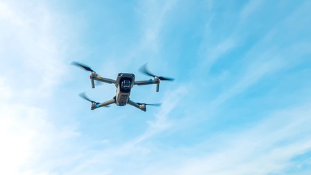 Deși este una dintre cele mai sărace din țară, Primăria Răsuceni a achiziționat trei drone profesionale. Foto ilustrativ: Shutterstock