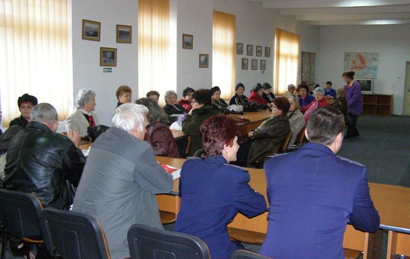 Pensionarii, învăţaţi de poliţiştii mehedinţeni să se apre de hoţi