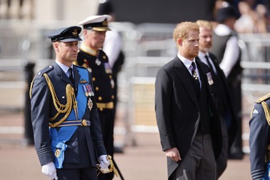 Prințul William și prințul Harry au mers pe jos în spatele sicriului reginei Elisabeta a II-a pe străzile din Londra. Foto: Epa