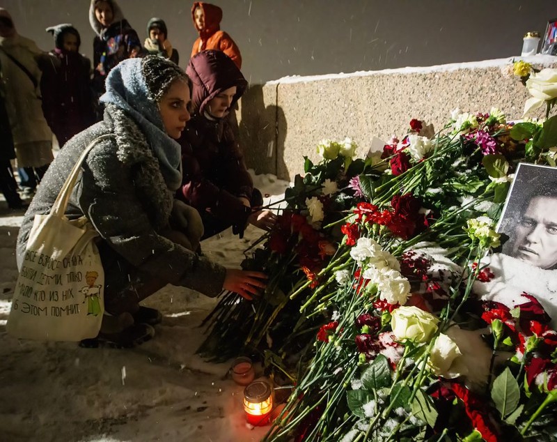 Peste 200 de rețineri în Rusia în urma protestelor tăcute. Oamenii au depus flori în memoria lui Aleksei Navalnîi, în mai multe orașe - UPDATE