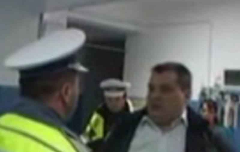 Video / Un şofer scandalagiu se ia de cameramani şi poliţişti 