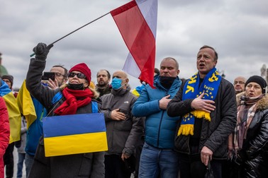 Protestatarii flutură steaguri ucrainene și poloneze în timpul unei demonstrații pentru pace în Ucraina, la Varșovia, Polonia, pe 20 februarie 2022 | Foto: Profimedia