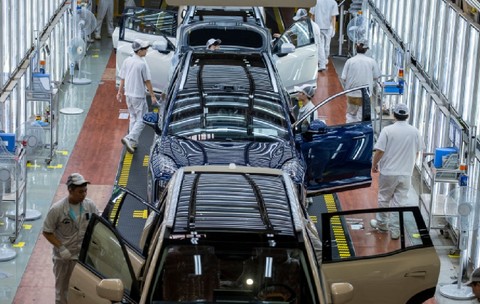 O linie de asamblare a producției de mașini electrice este văzută la fabrica ecologică inteligentă GAC Aion din Guangzhou, Guangdong, China, vineri, 26 septembrie 2025. 