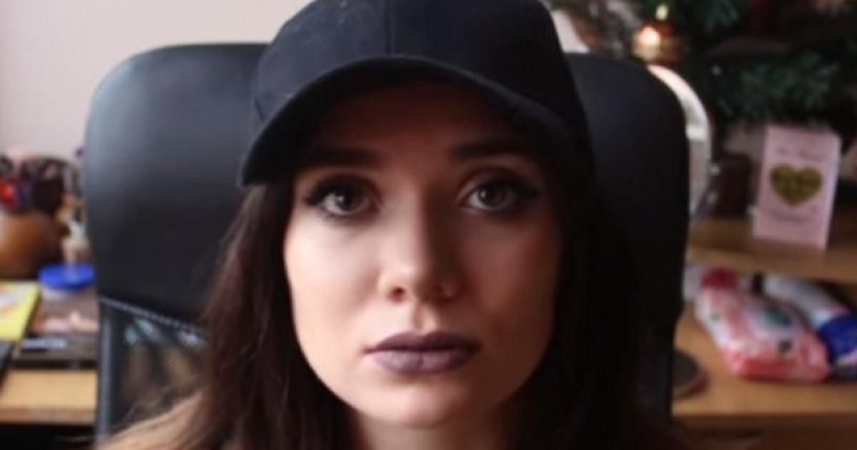 Povestea tinerei din Haţeg care a pozat nud la 13 ani. Captură video cu Magda din Hațeg, în timp ce povestește pe Youtube experiența sa de la 13 ani