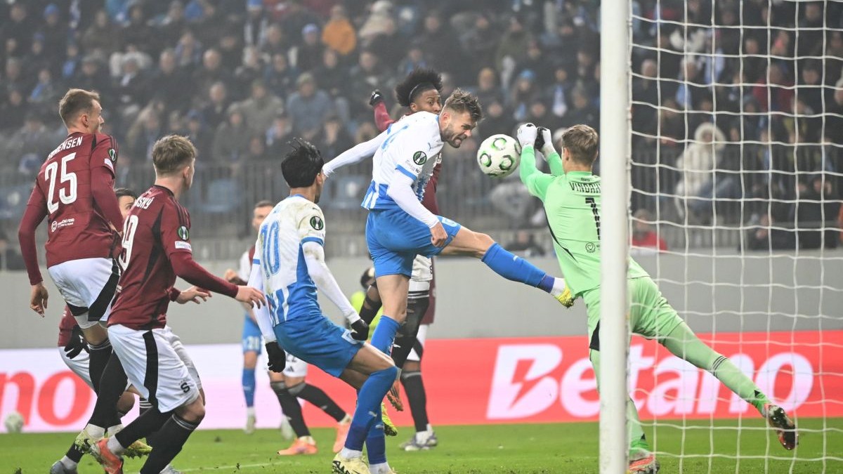 Fază din meciul Universitatea Craiova - Sparta Praga 1-2, disputat la Craiova, în Conference League, la 11 decembrie 2025
