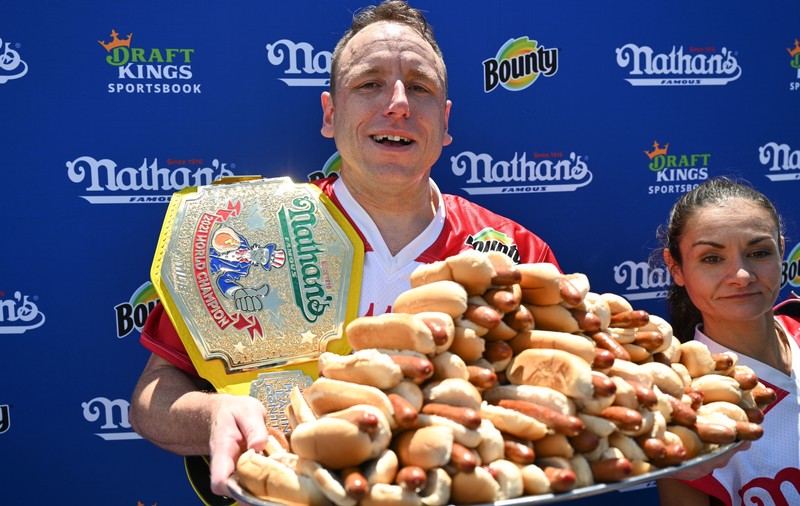 Un american și-a doborât propriul record la mâncat hotdogi. Câți a reușit să înghită în 10 minute