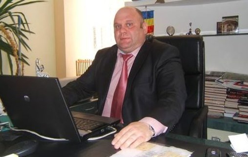 Șeful Casei de Asigurări de Sănătate din Bacău ia un spor de vătămare. Bani în plus, cât un salariu mediu, pentru că lucrează la calculator