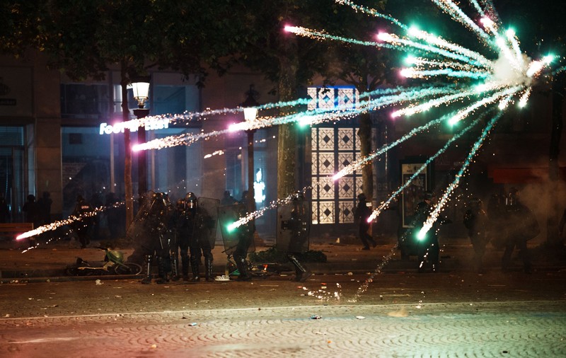 Noapte infernală în Franța, după victoria de vis a lui PSG în finala Ligii Campionilor: mașini incendiate, o crimă și manifestări violente. Peste 550 de oameni, arestați