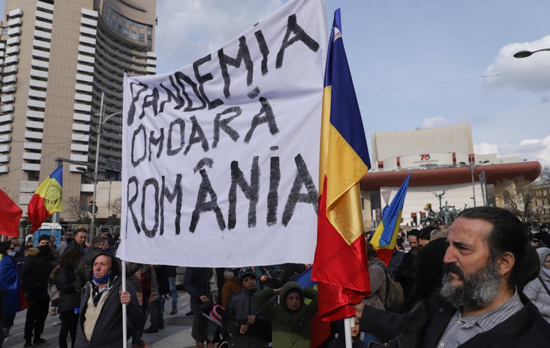 Sondaj INSCOP: Peste 65% dintre români cred că pandemia de COVID a fost provocată de elitele globale
