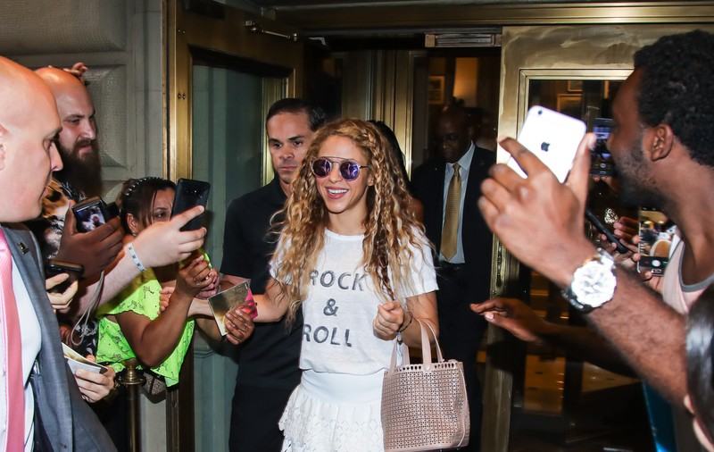 Ce face Shakira ca să pară mai înaltă în poze. Trucul pe care l-a învățat de la Beyonce | VIDEO