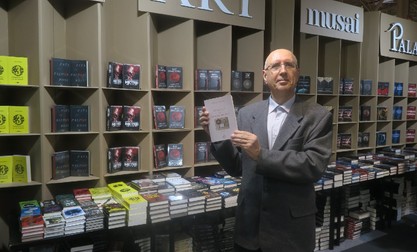 Profesorul Adrian Săvoiu a scris o carte de amintiri de la Revoluție. Sursa foto: Școala 9