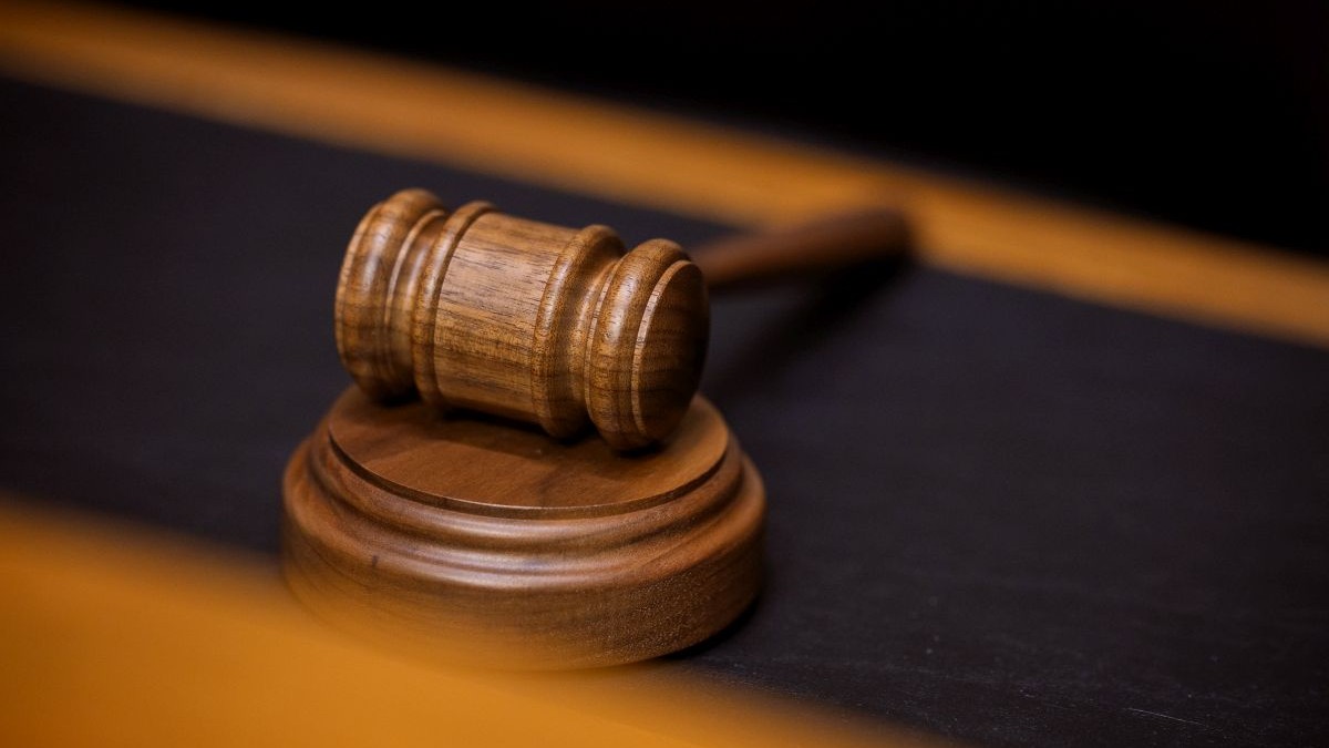 Ciocanul unui judecător stă pe o masă
