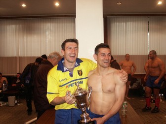 Mihai Vioreanu (stânga), alături de Mihai Vusec, cu trofeul câştigat de echipa de rugby a României în Cupa Europeană a Naţiunilor
